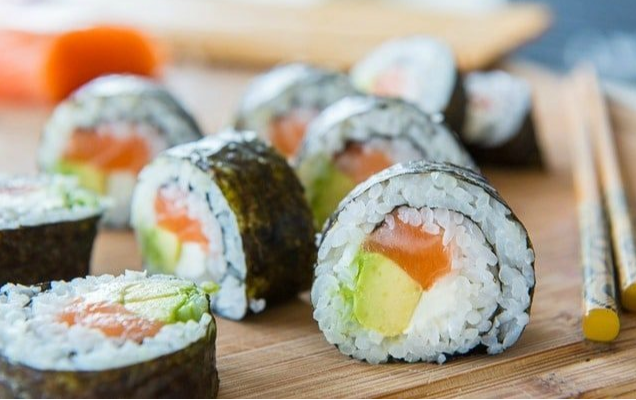 sushi lax og agúrka
