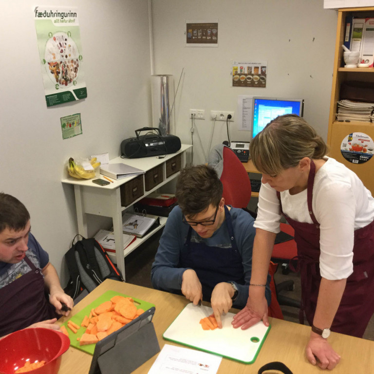 Valdimar, Ástþór og Ása að skera sætakartöflur í gómsætan rétt.