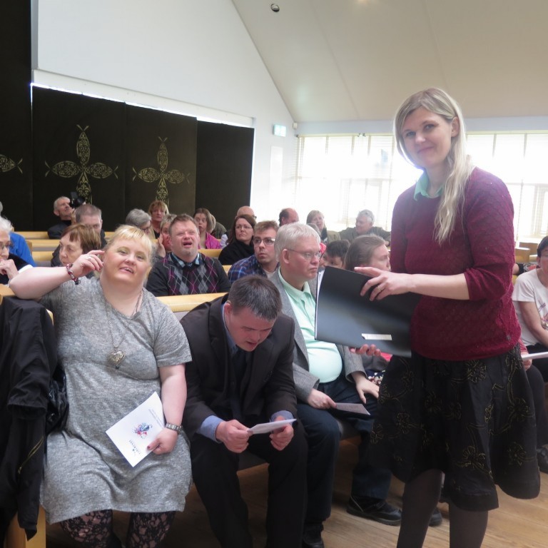 Tónleikagestir að koma sér fyrir.