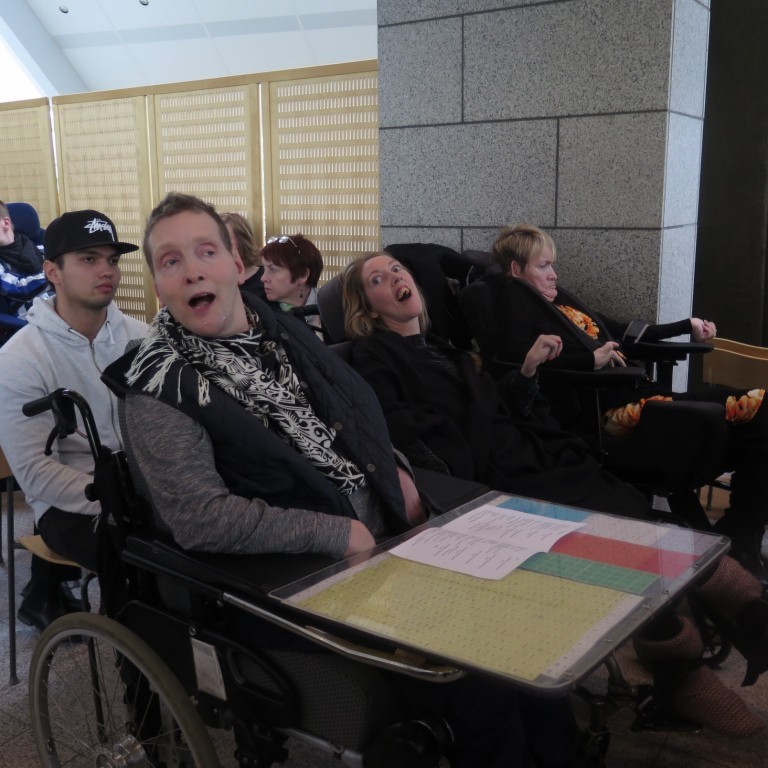 Tónleikagestir að koma sér fyrir.