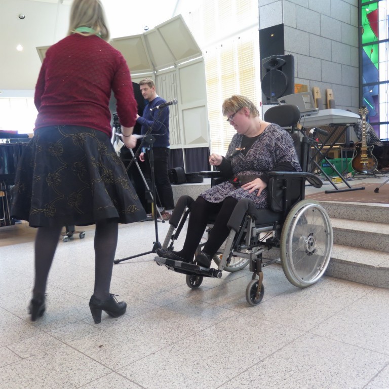 Ólafía að undirbúa sig fyrir einsöng.