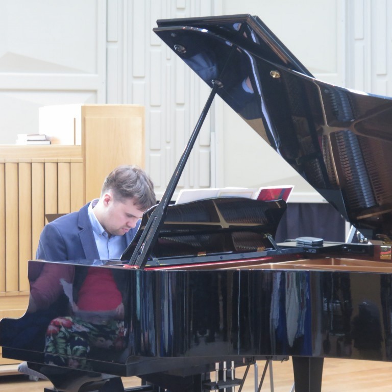 Runólfur að spila.