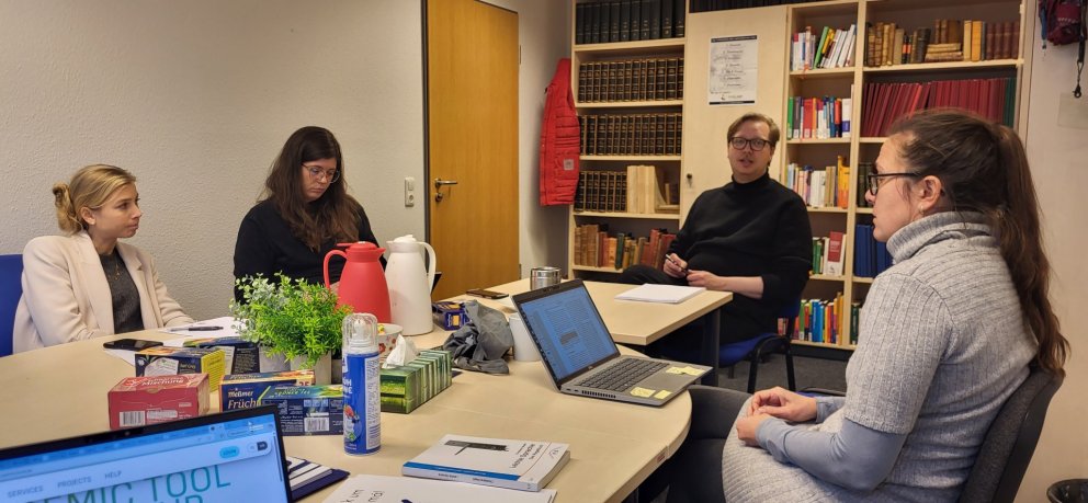 Á myndinni situr Snorri fund með gervigreindarteymi rannsóknarsetursins.