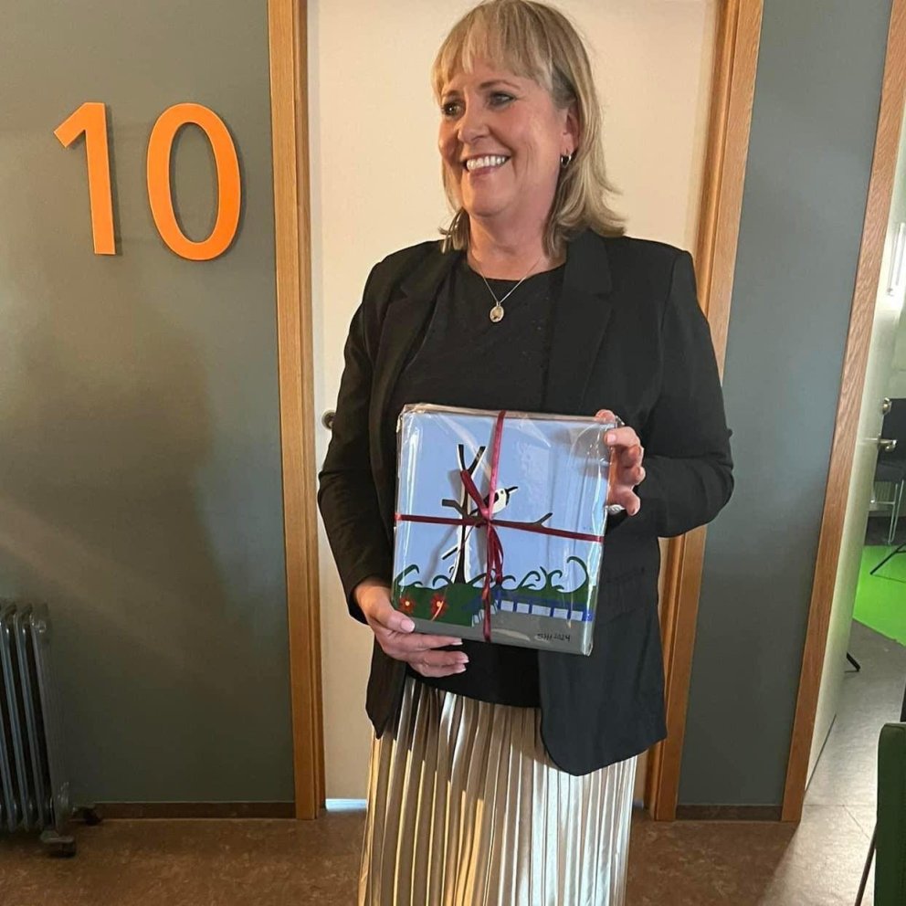 Ása með kveðjugjöfina sína