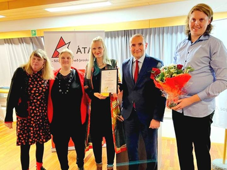 Á myndinni eru Sunnefa Gerhardsdóttir, Aileen Soffía Svensdóttir stjórnarkonur í Átaki, Margrét Norð…