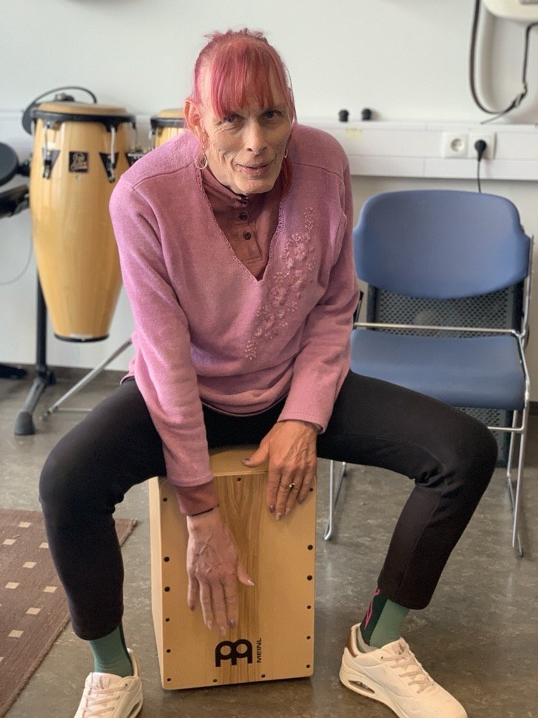 Stefanía með trommukassan