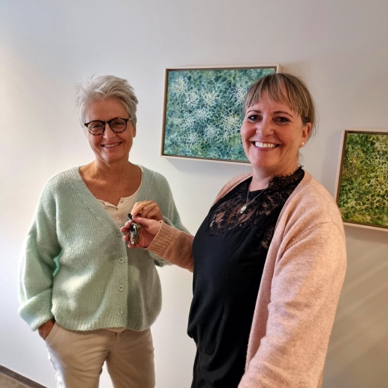 Á myndinni sést Ása afhenda Kristínu lyklana að skrifstofu verkefnastjóra.