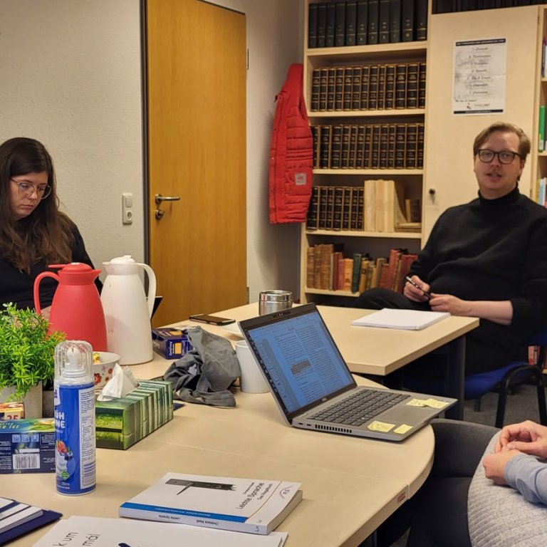 Á myndinni situr Snorri fund með gervigreindarteymi rannsóknarsetursins.