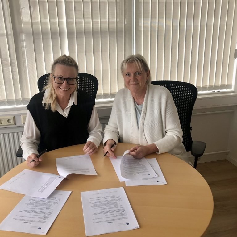 Á mynd, Hildur Betty Kristjánsdóttir, framkvæmdastjóri Fræðslumiðstöðvar atvinnulífsins og Helga Gís&hellip;