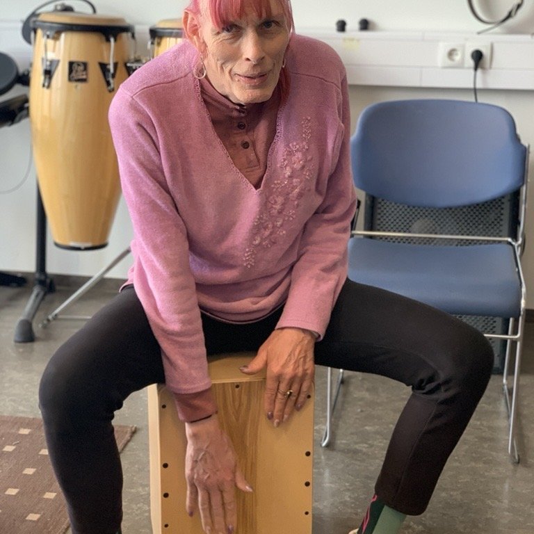 Stefanía með trommukassan